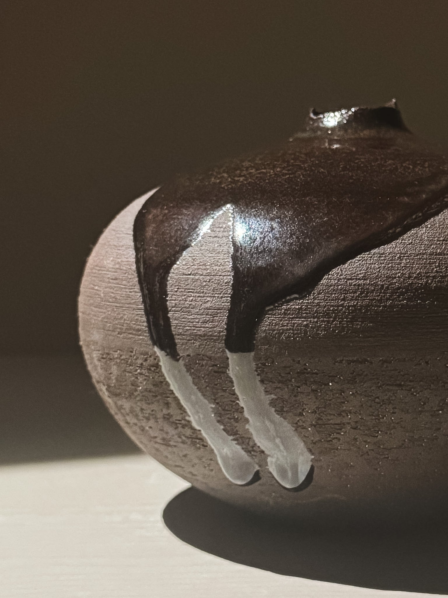Orb Vase – Kuro Black #01 showcasing unique glaze movement and organic patterns in a sculptural design.