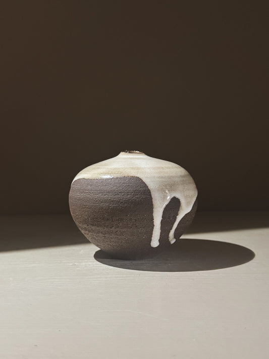 Orb Vase – Yuki Black #04 featuring a unique glaze with organic patterns and soft spherical shape.