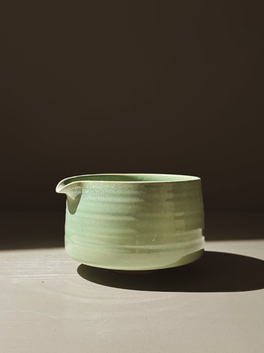 Matcha Kom met schenktout - Sage Glazuur #02