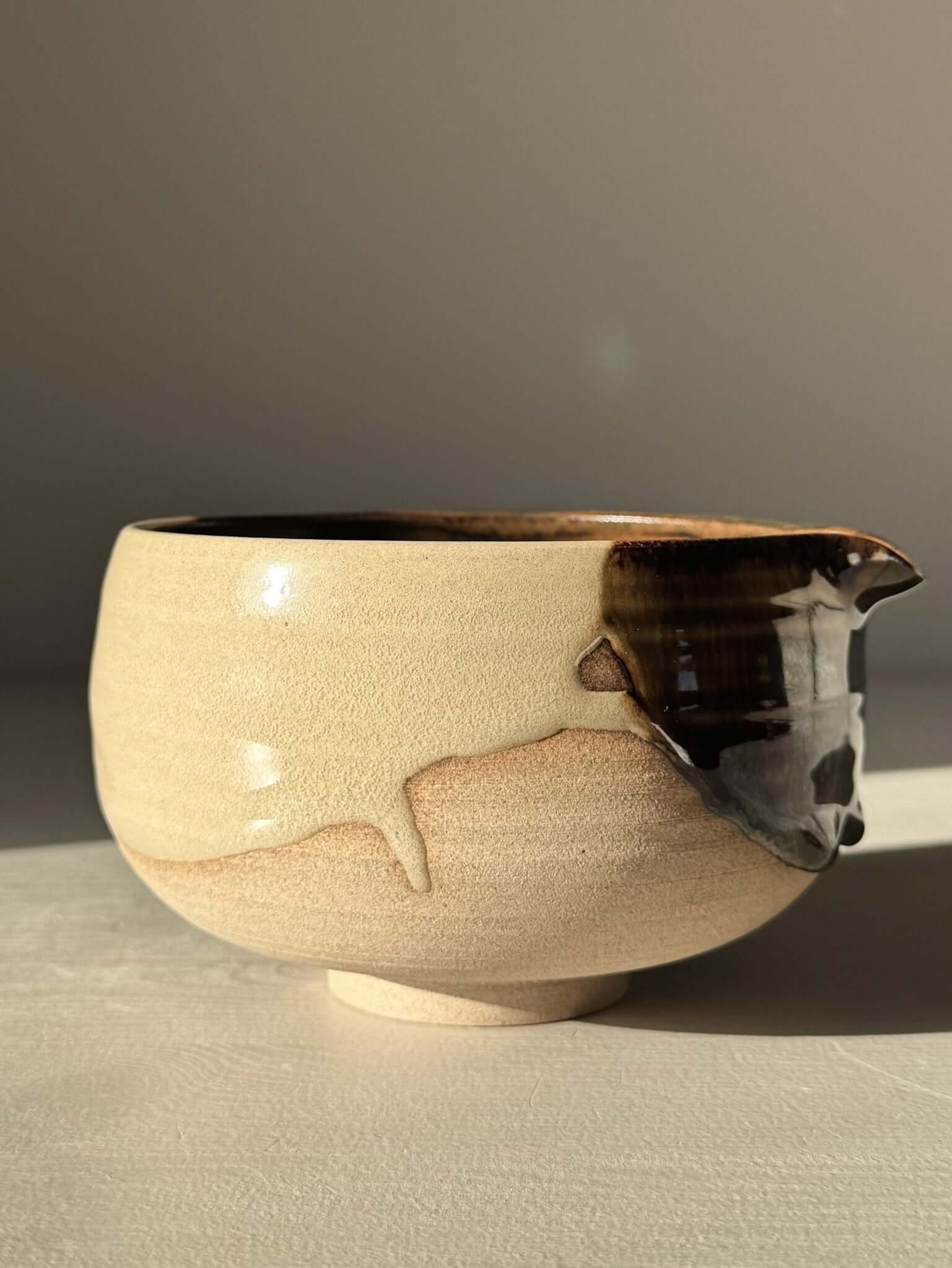 Matcha Bowl with Spout – Inyo #01, handmade ceramic bowl with tenmoku and clear glazes, unique wheel-thrown stoneware design