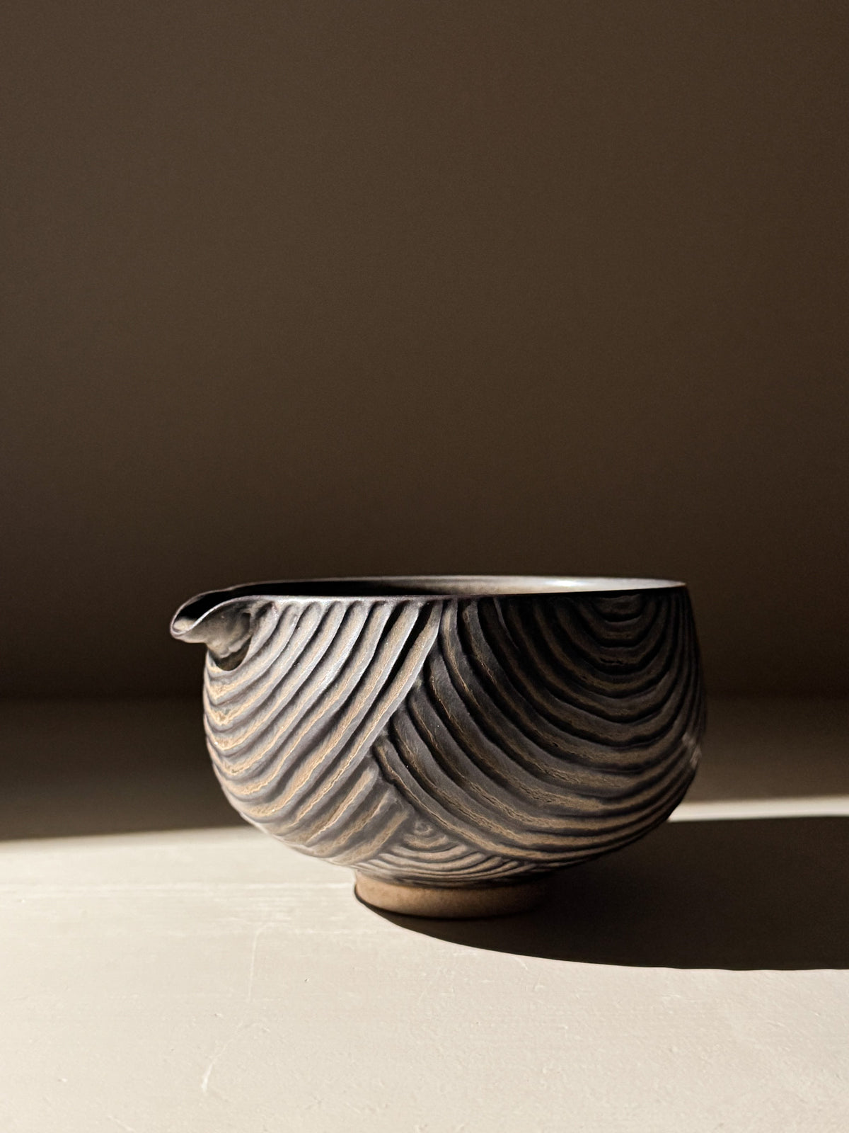 Carved Matcha Bowl with Spout - Black Truffle #01