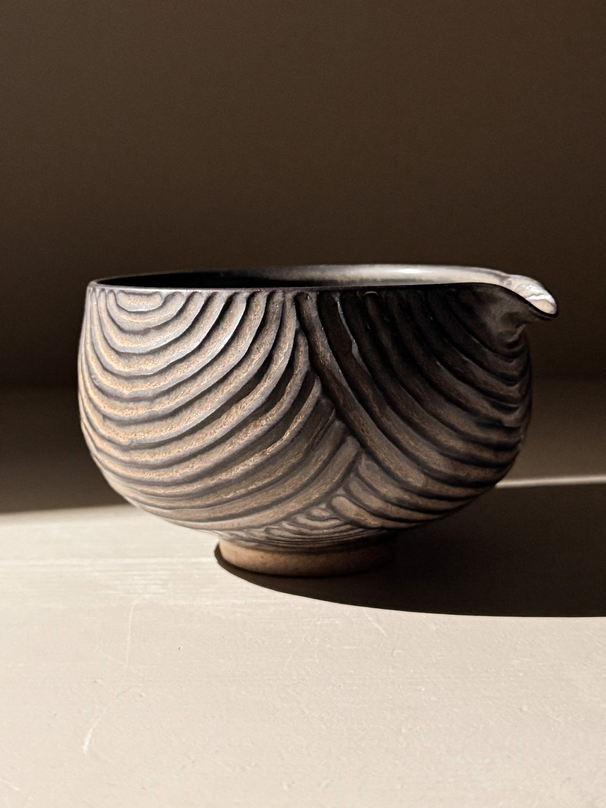 Carved Matcha Bowl with Spout - Black Truffle #01