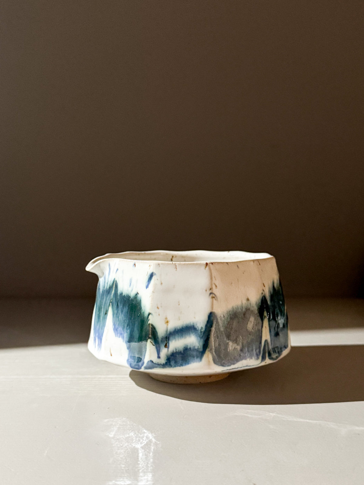 Faceted Matcha Bowl with Spout – White & Blue #01