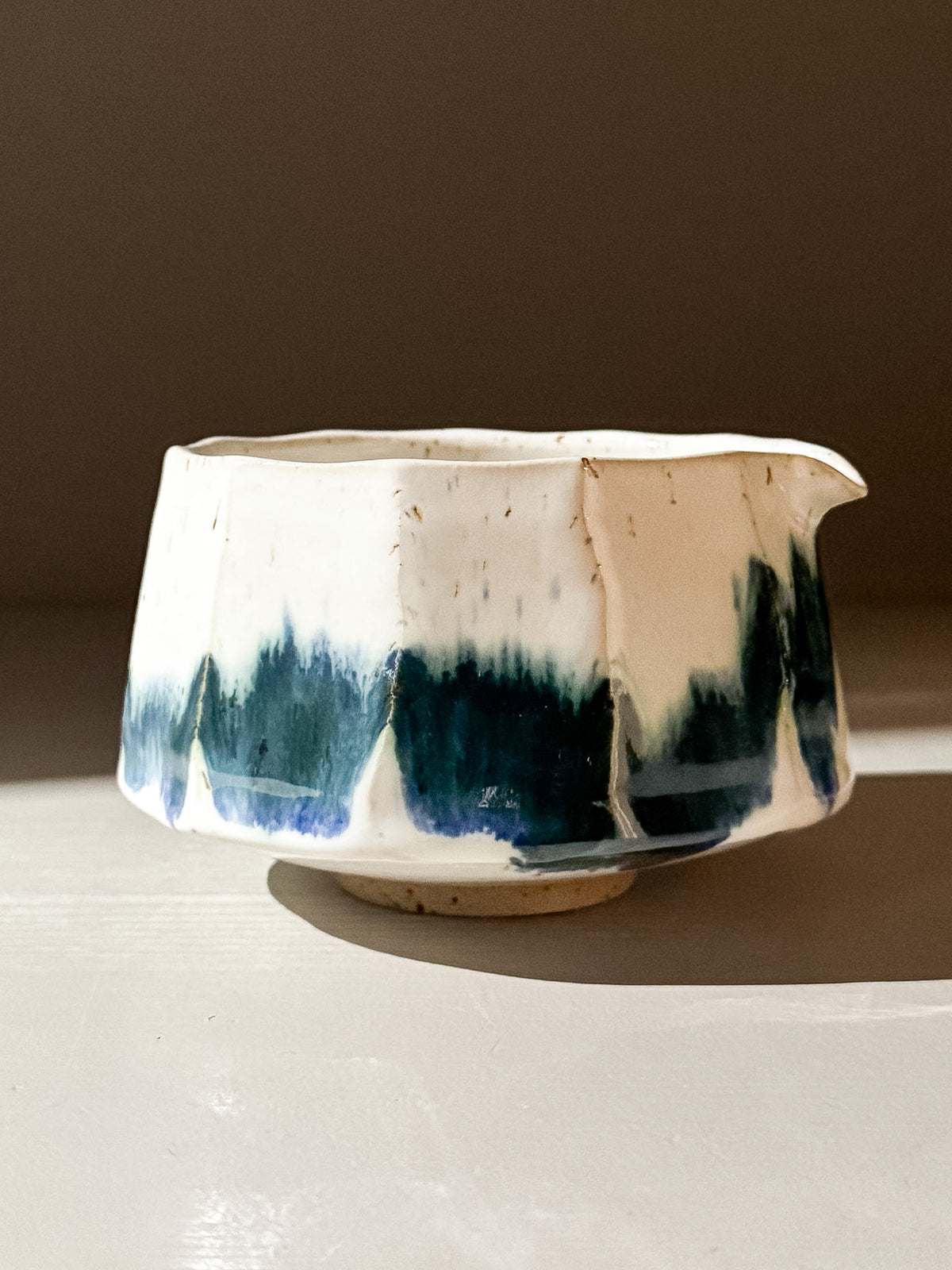Faceted Matcha Bowl with Spout – White & Blue #01