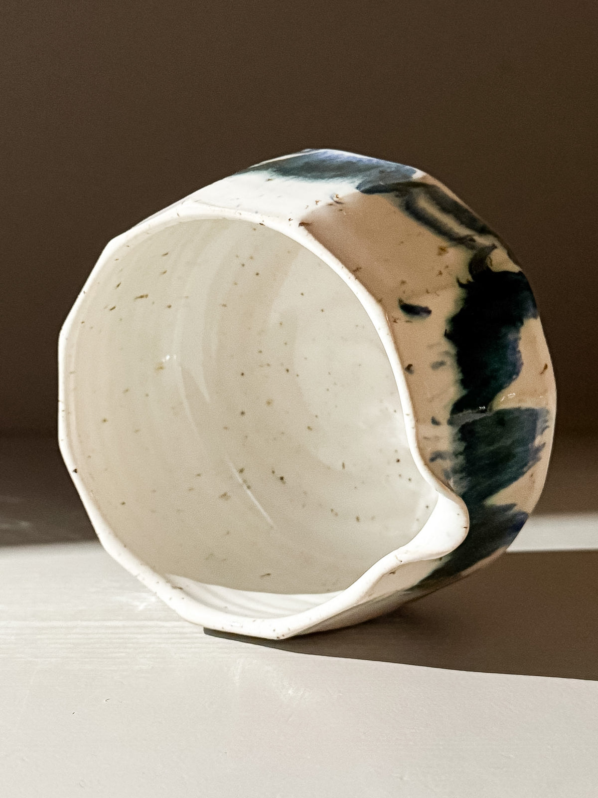 Faceted Matcha Bowl with Spout – White & Blue #01