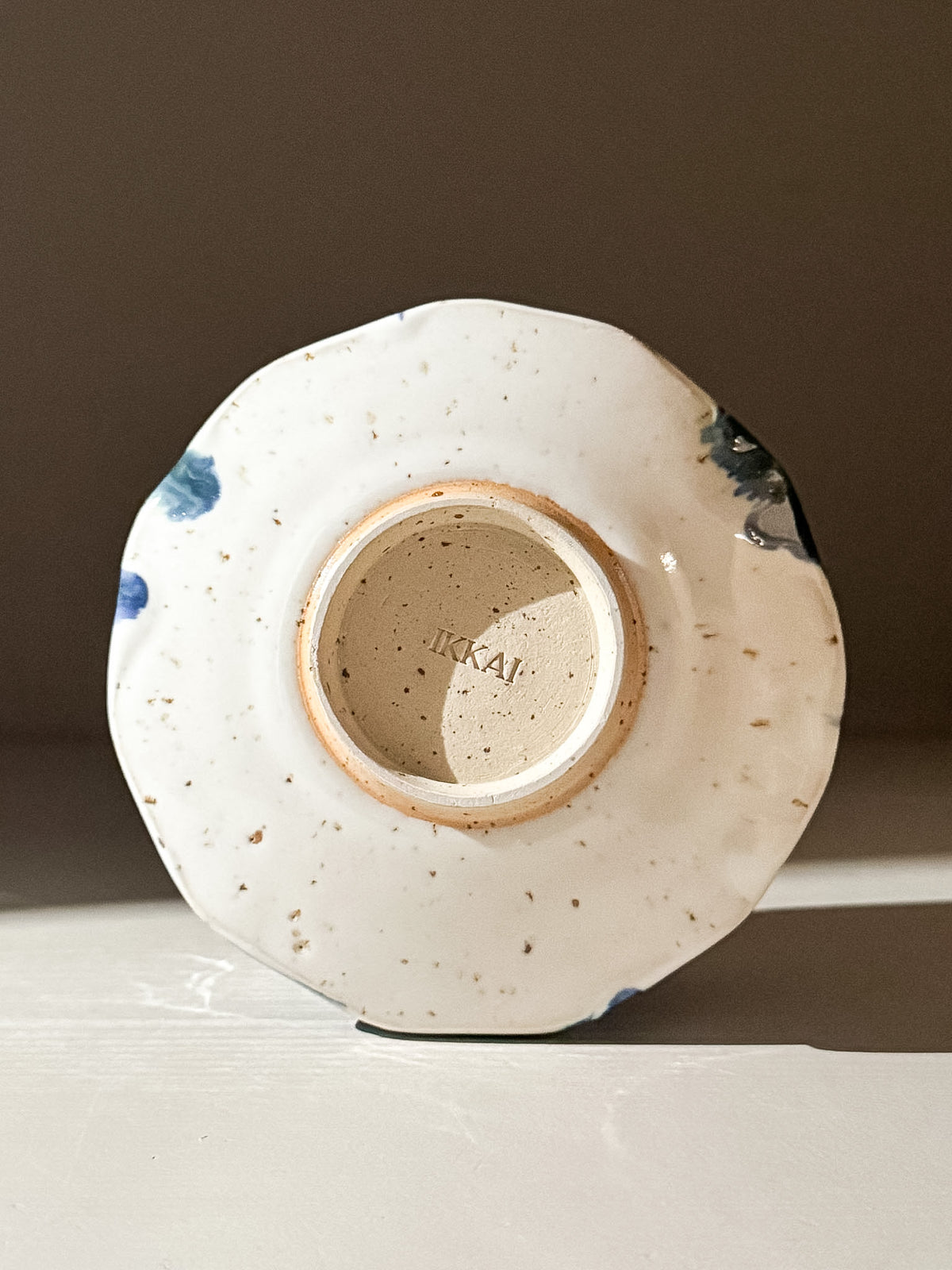 Faceted Matcha Bowl with Spout – White & Blue #01