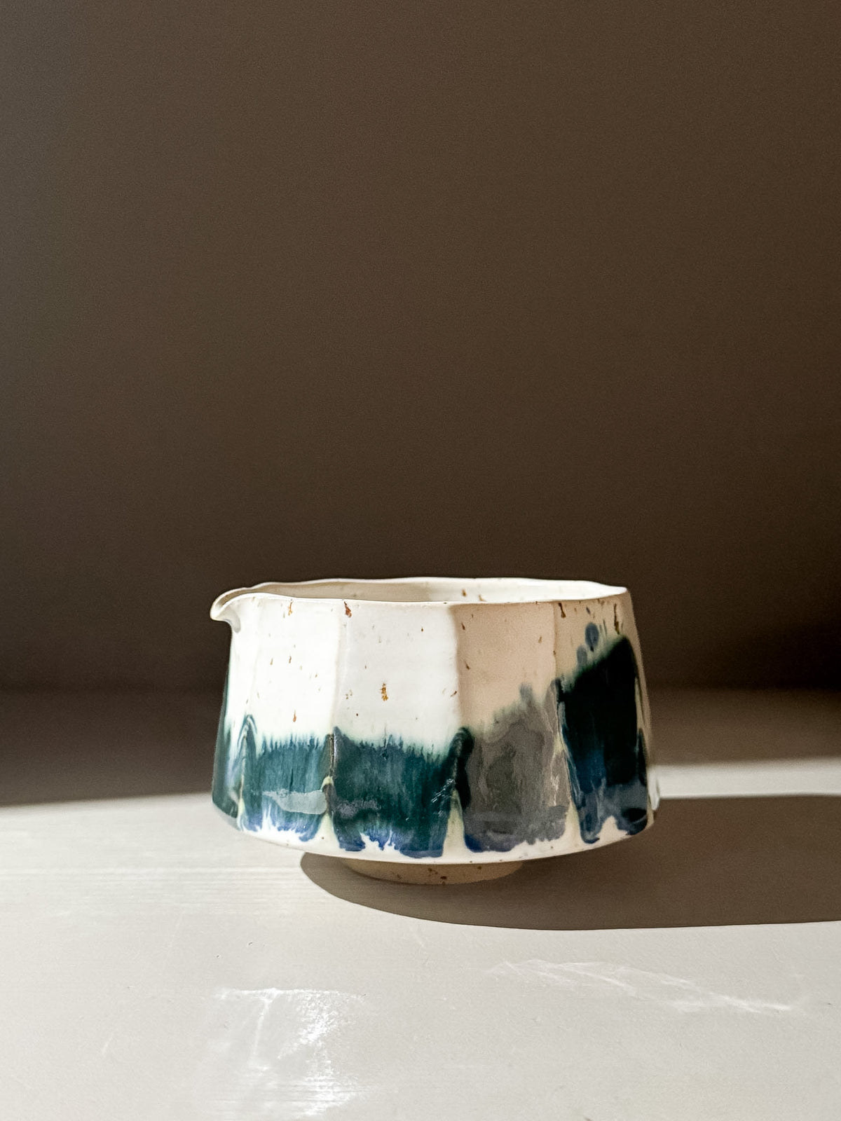Faceted Matcha Bowl with Spout – White & Blue #02