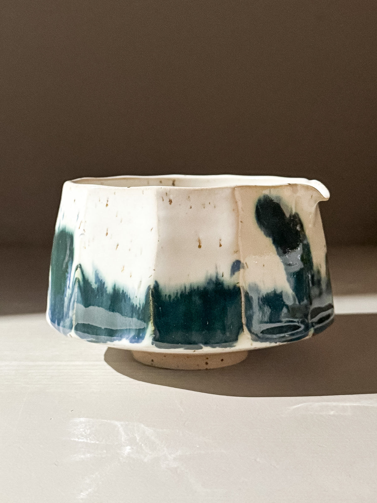 Faceted Matcha Bowl with Spout – White & Blue #02