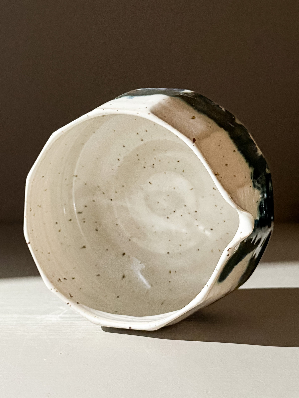 Faceted Matcha Bowl with Spout – White & Blue #02