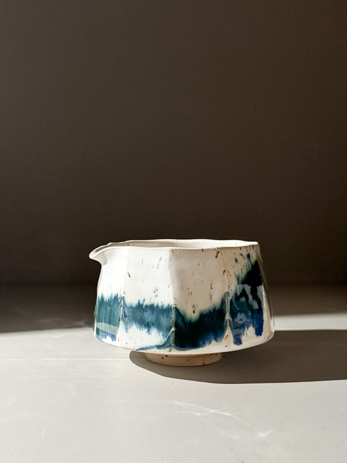 Faceted Matcha Bowl with Spout – White & Blue #03