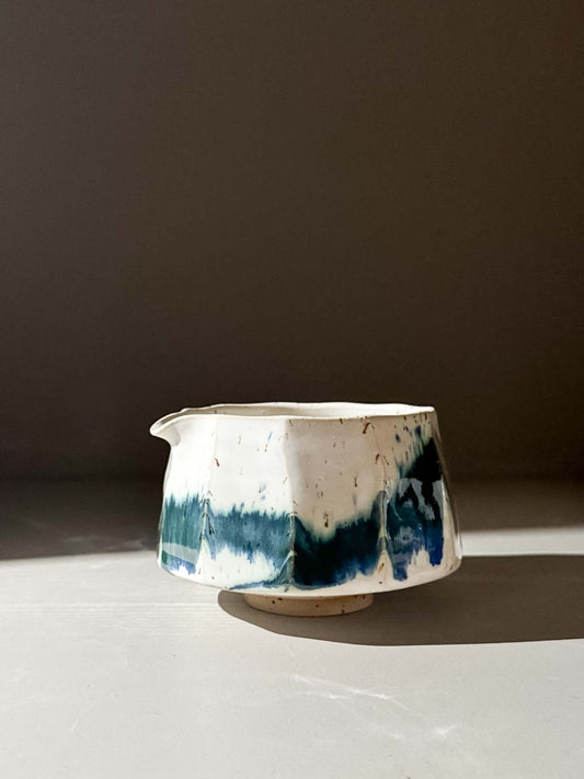 Faceted Matcha Bowl with Spout – White & Blue #03