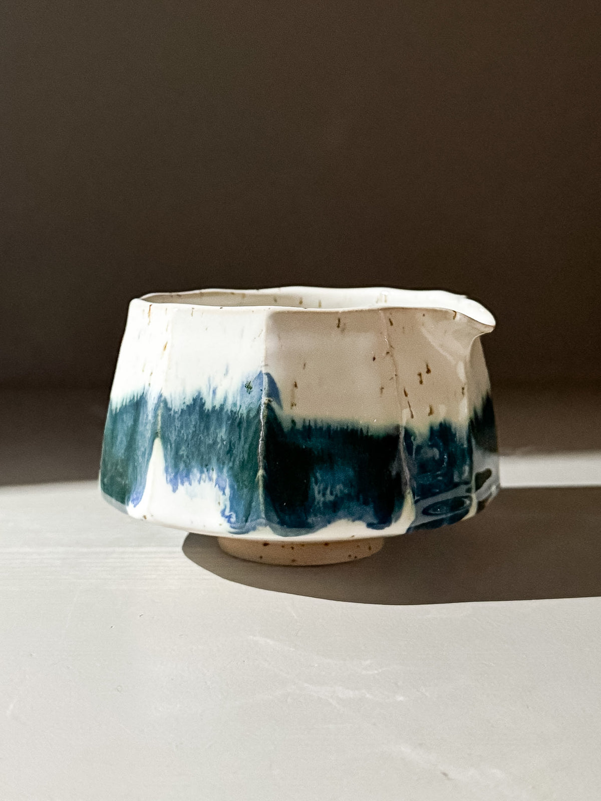 Faceted Matcha Bowl with Spout – White & Blue #03