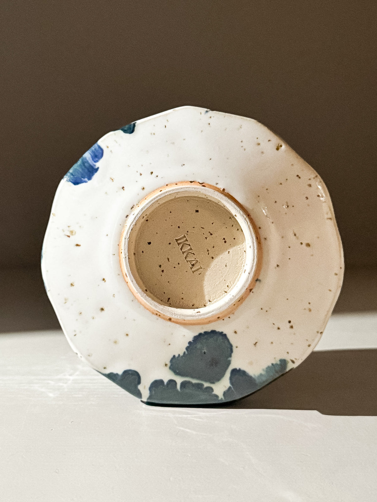 Faceted Matcha Bowl with Spout – White & Blue #03