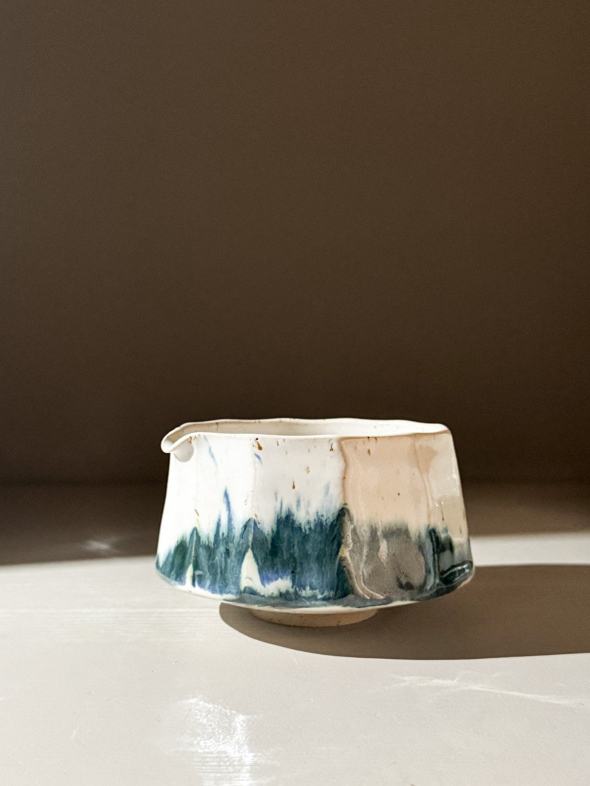 Faceted Matcha Bowl with Spout – White & Blue #04