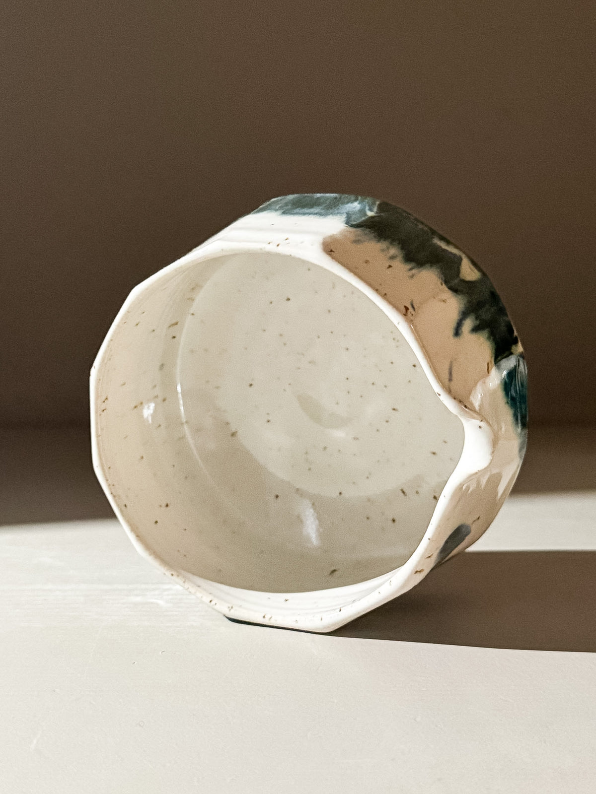 Faceted Matcha Bowl with Spout – White & Blue #04