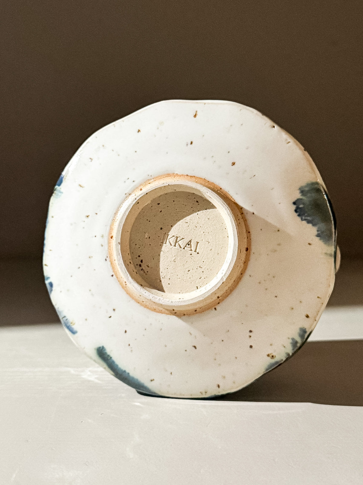 Faceted Matcha Bowl with Spout – White & Blue #04