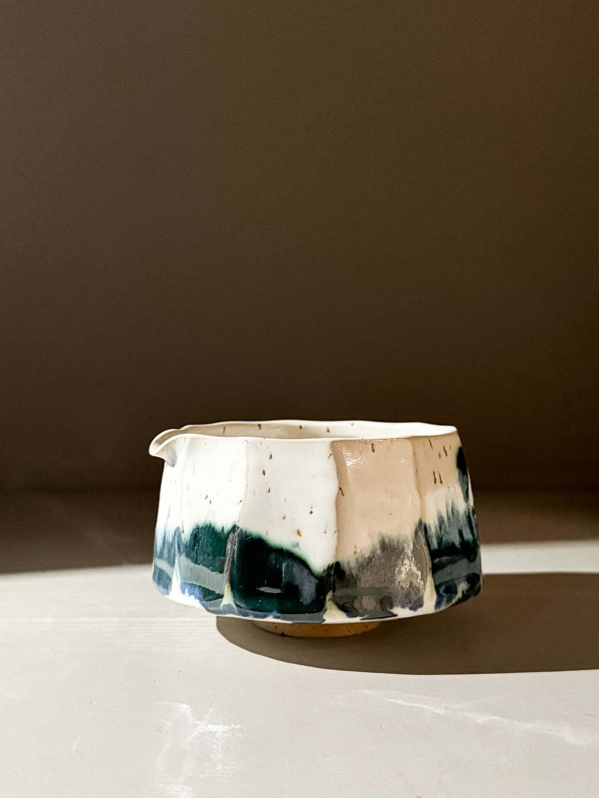Faceted Matcha Bowl with Spout – White & Blue #05