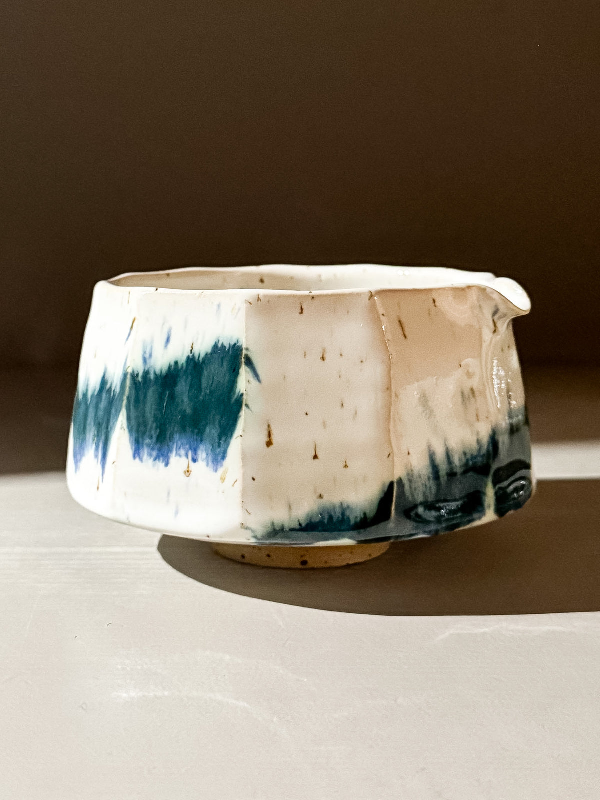 Faceted Matcha Bowl with Spout – White & Blue #05