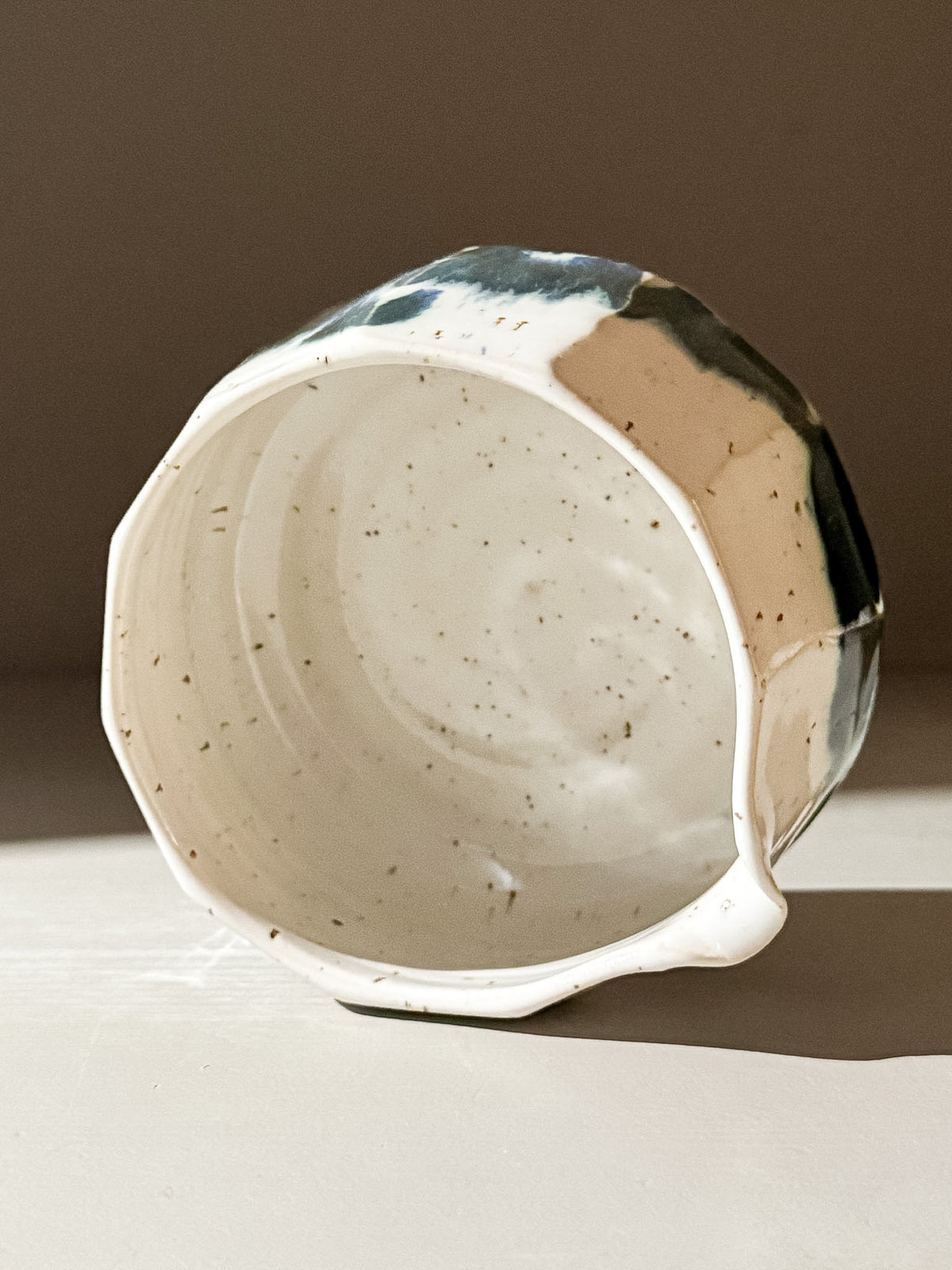 Faceted Matcha Bowl with Spout – White & Blue #05