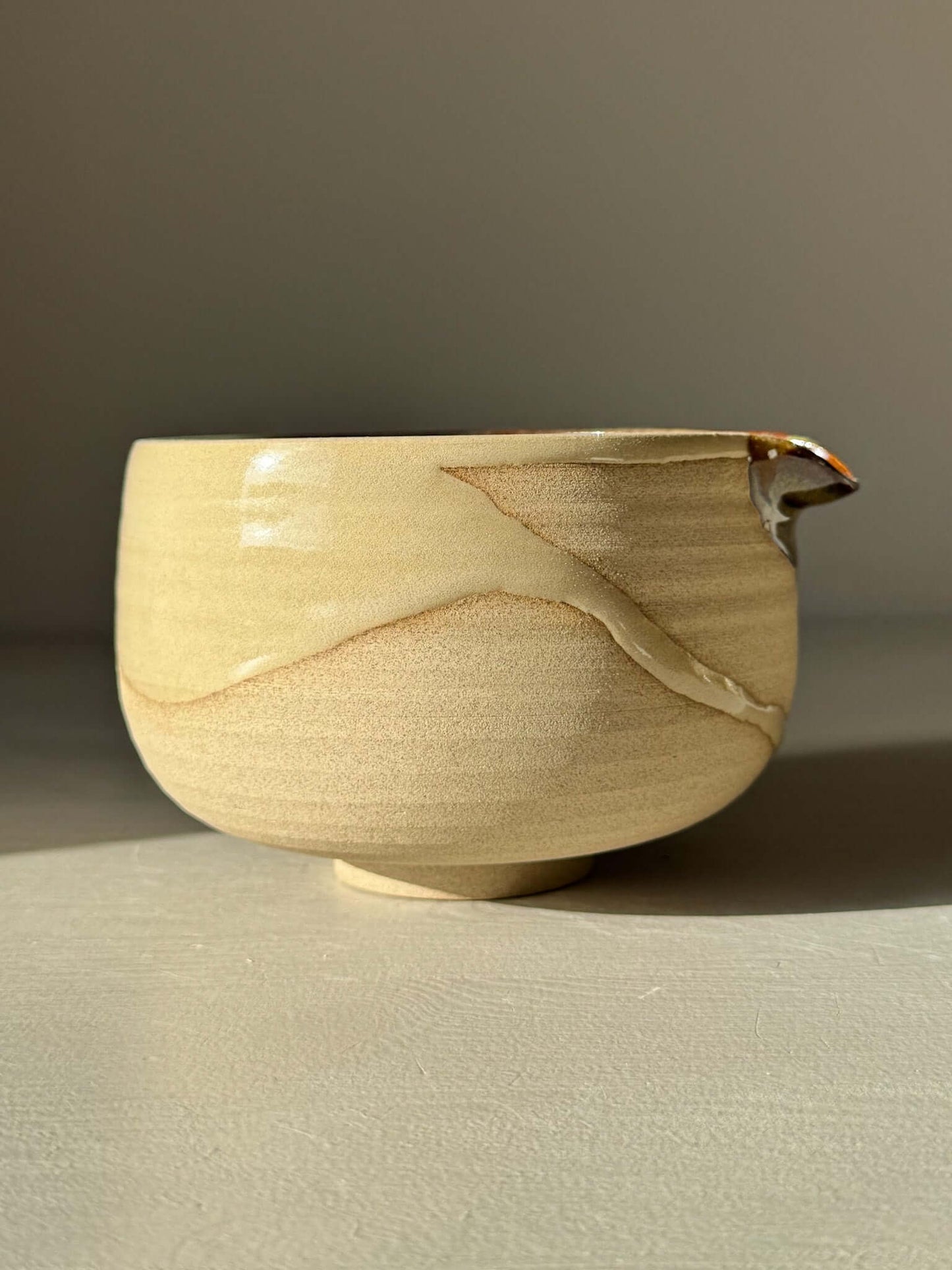 Matcha Bowl with Spout – Inyo #02 showcasing unique glazes and wheel-thrown craftsmanship.