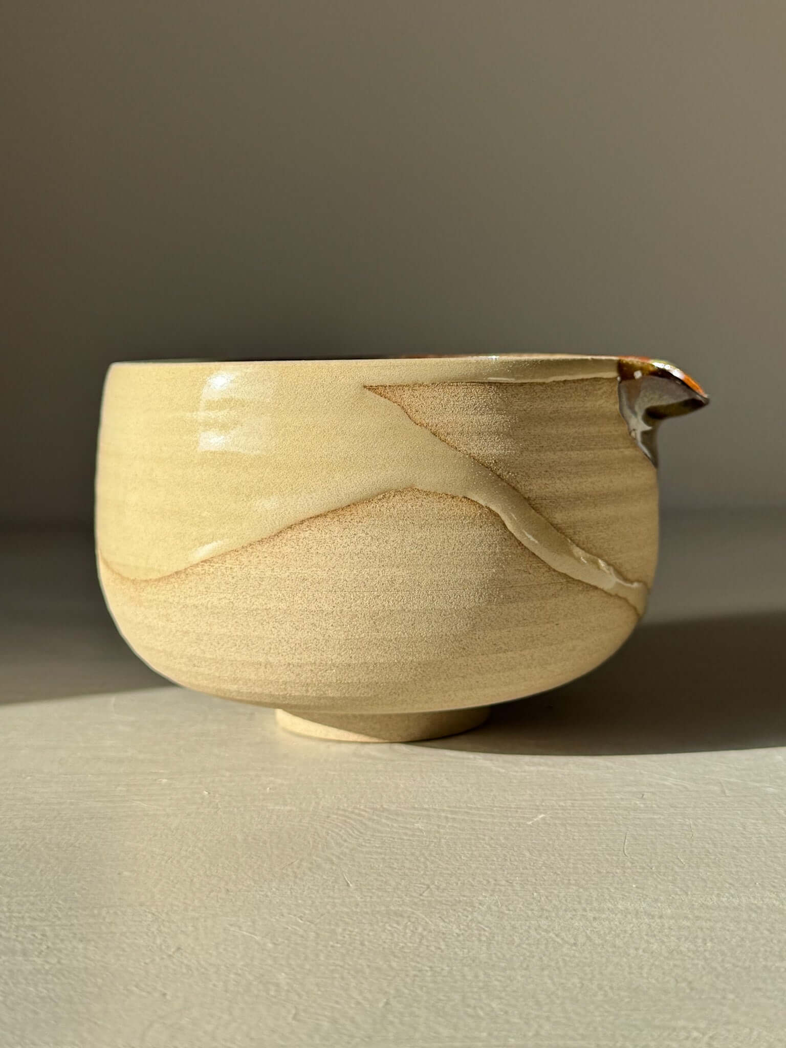 Matcha Bowl with Spout – Inyo #02 showcasing unique glazes and wheel-thrown craftsmanship.