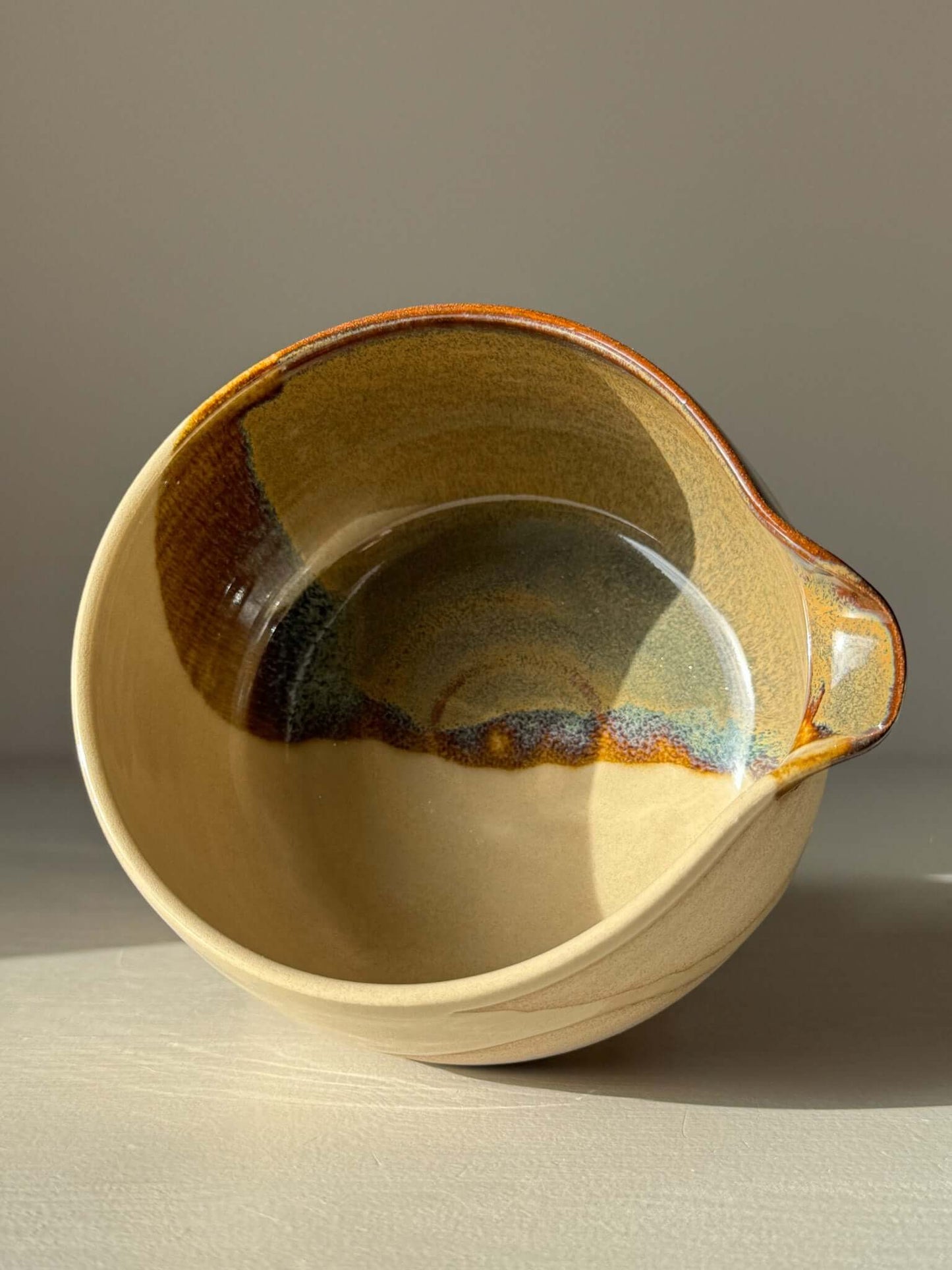Matcha Bowl with Spout – Inyo #02 showcasing unique glazed patterns and warm stoneware clay.