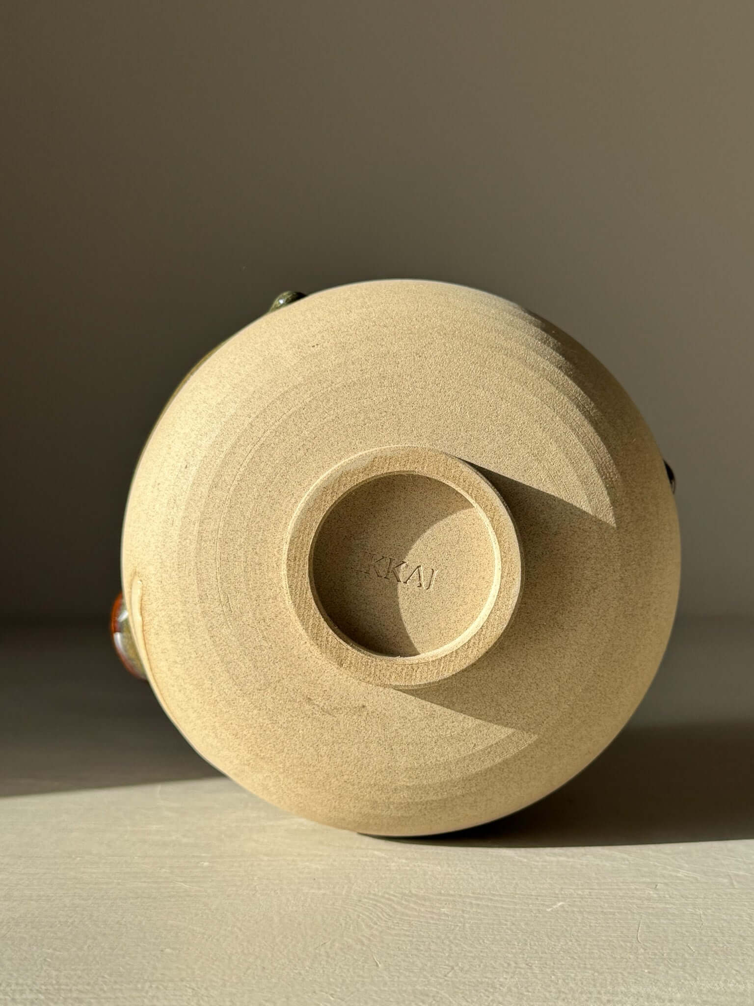 Matcha Bowl with Spout – Inyo #02 showcasing the underside design and handmade details.