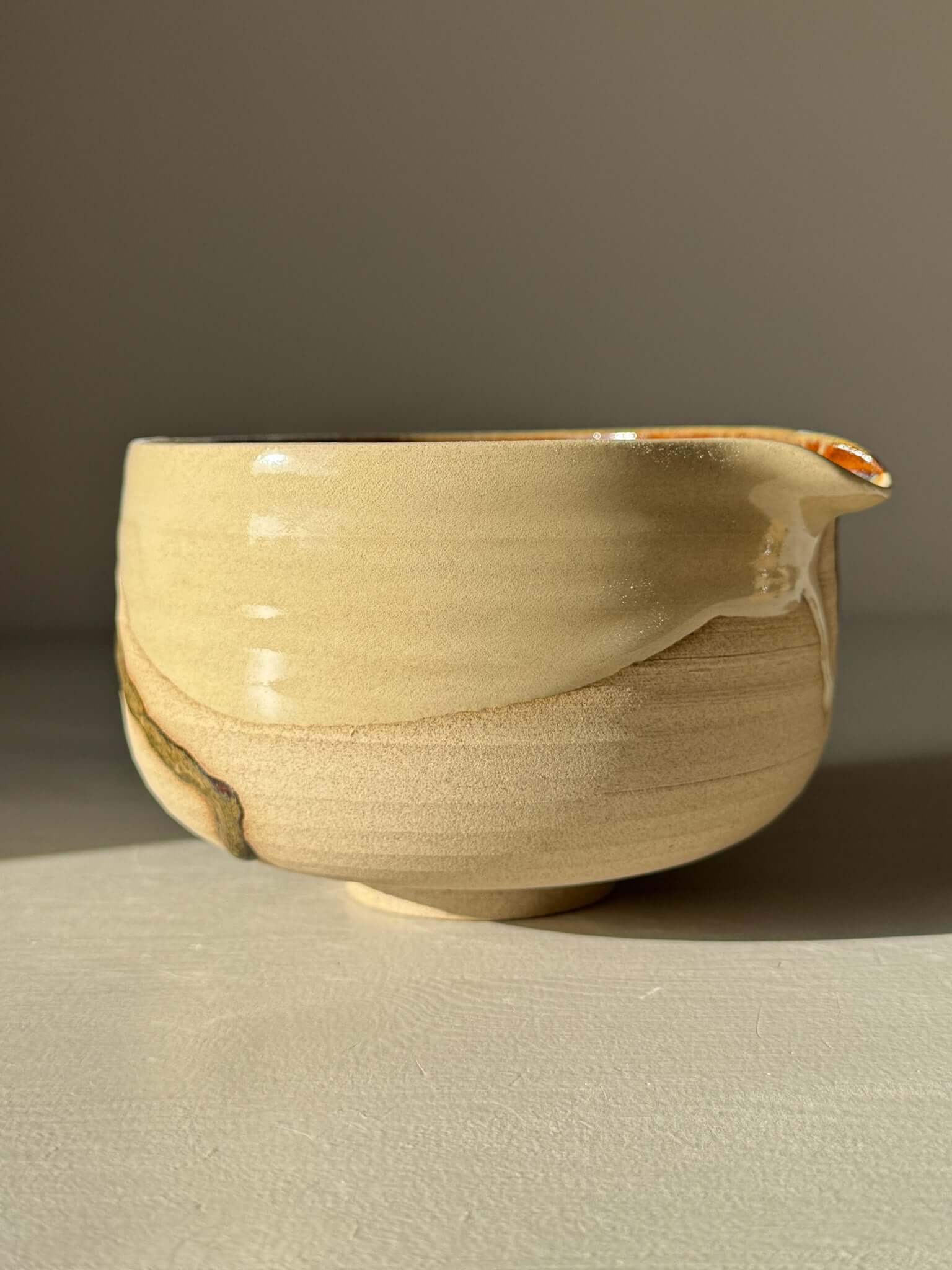 Matcha Bowl with Spout – Inyo #03 showcasing unique glazes and handmade craftsmanship.