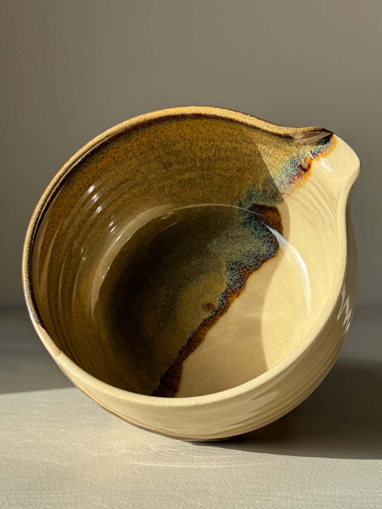 Matcha Bowl with Spout – Inyo #03 featuring unique glazes and practical design for tea preparation.