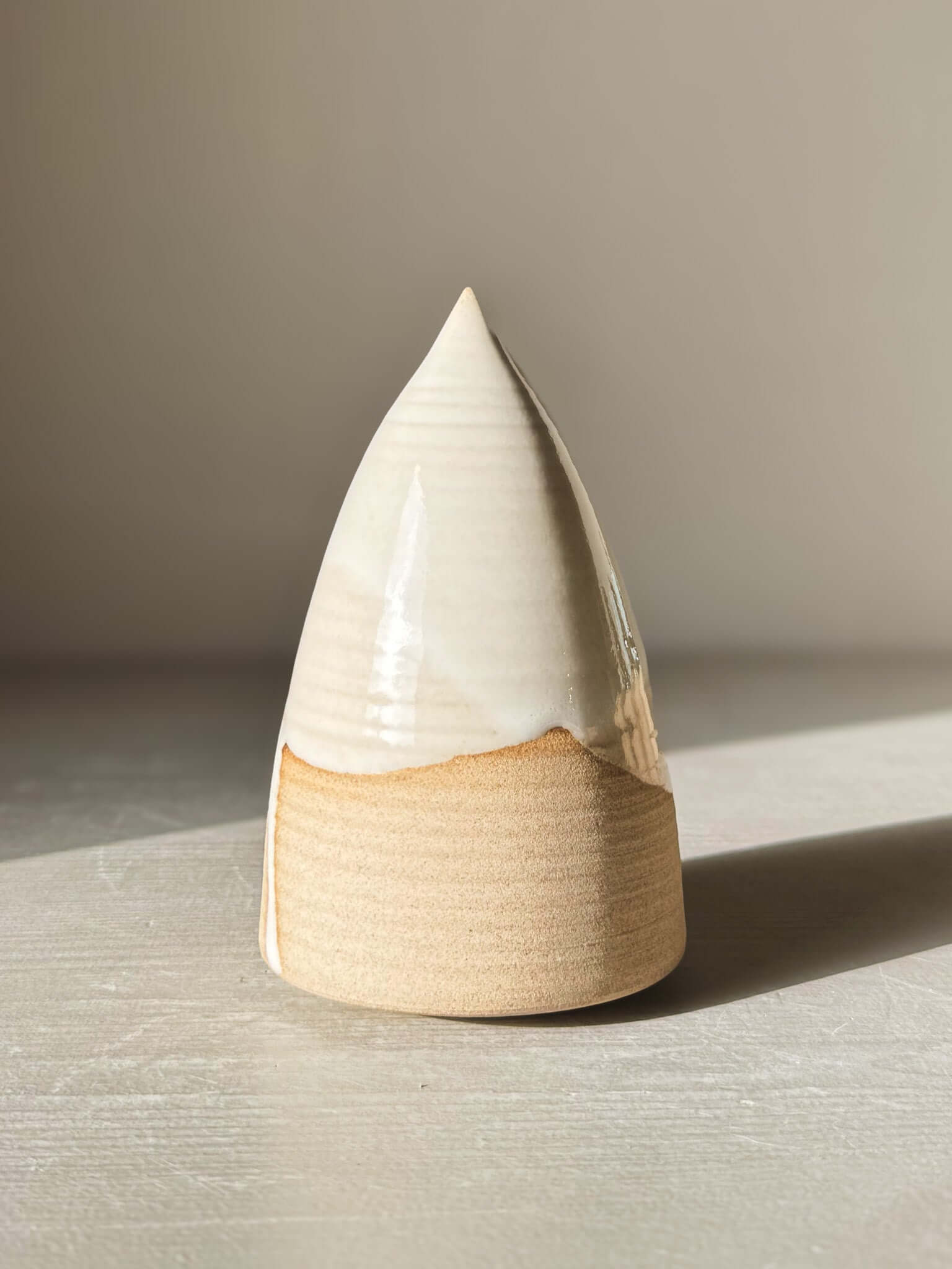Ceramic Christmas Tree – Yuki #02 with glossy white glaze over warm clay, minimal and elegant design ideal for holiday decor.