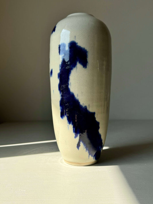 Ceramic vase from Gosu Series, featuring hand-splashed cobalt blue accents on a glossy clear glaze surface, 21.5 cm tall.