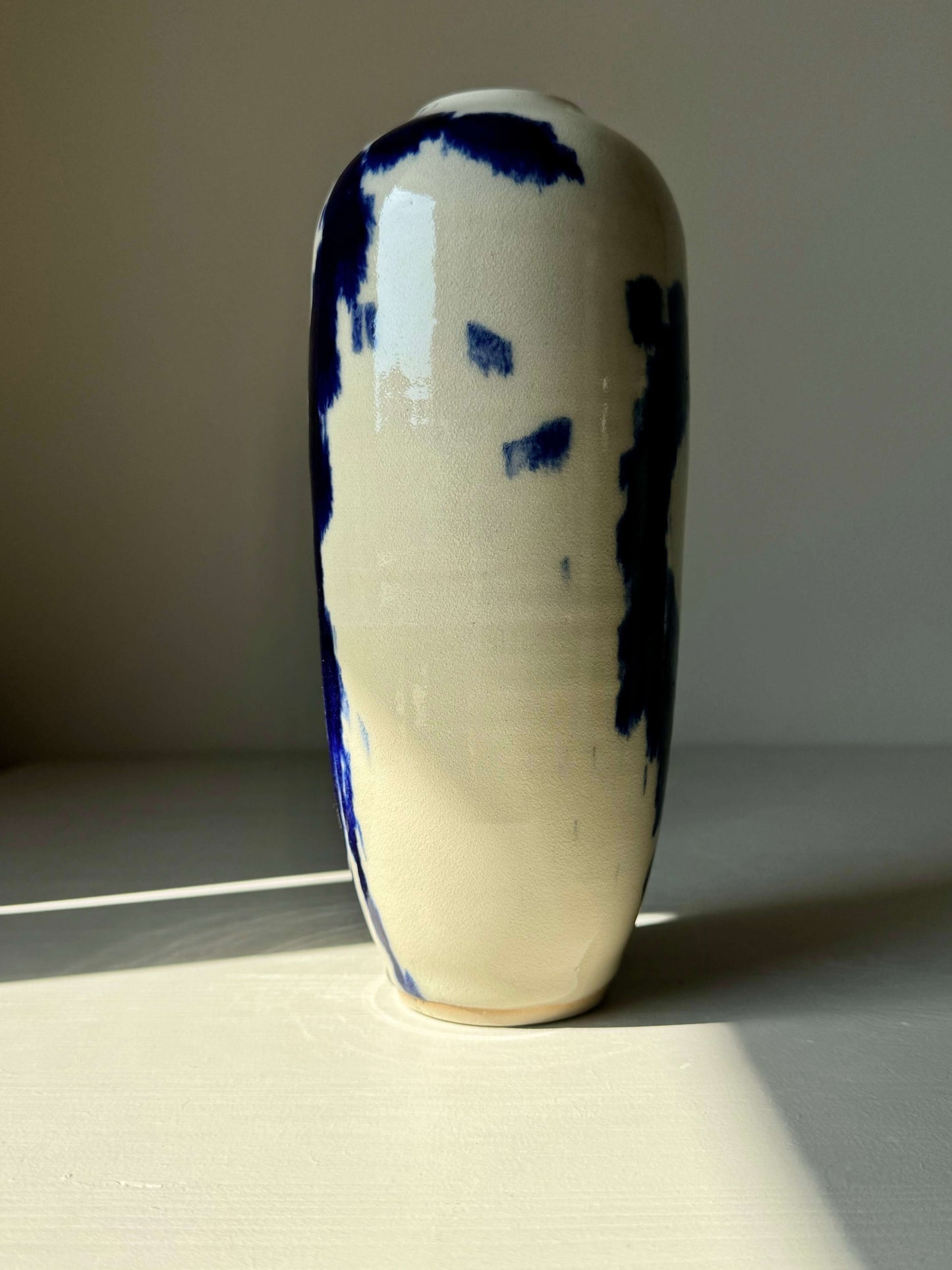 Ceramic vase from Gosu Series with hand-splashed cobalt blue accents and glossy clear glaze, 21.5 cm tall, modern design.