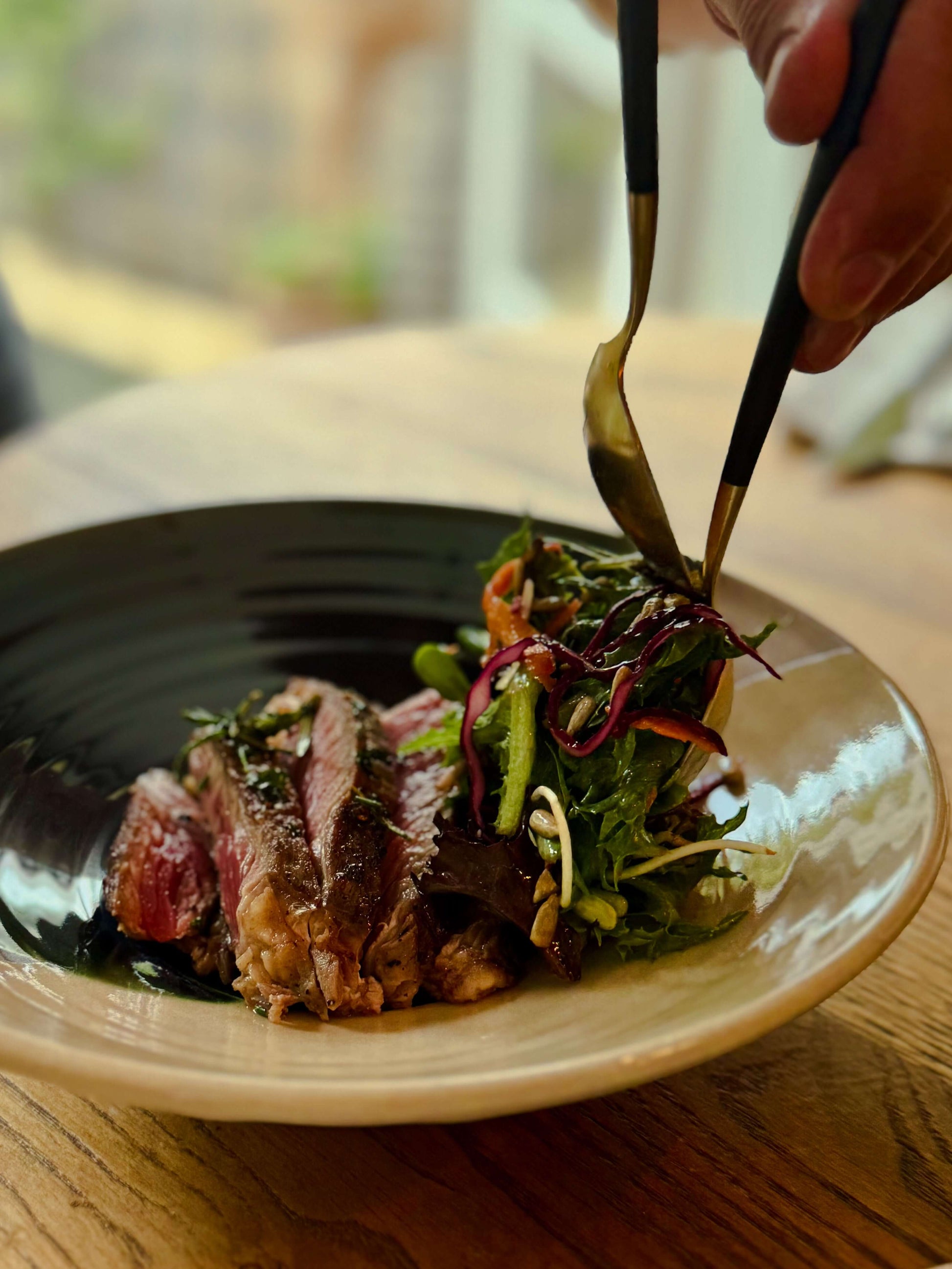 Shallow Plate – Mori with steak and salad, showcasing glossy ceramic finish with forest-green and blue hues, handmade ceramic plate.