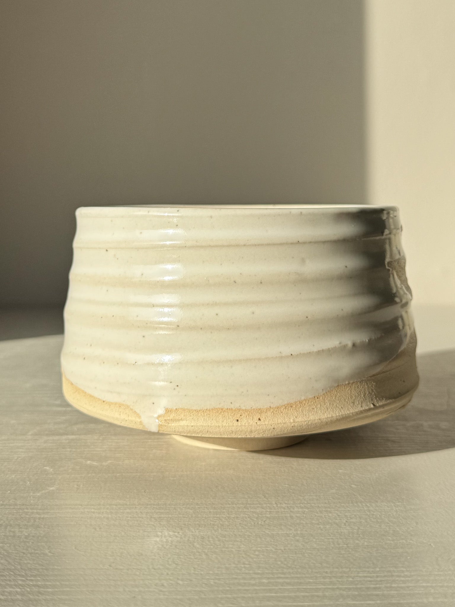 Matcha Bowl – Glossy White #03 with a textured surface and glossy glaze on speckled stoneware clay.