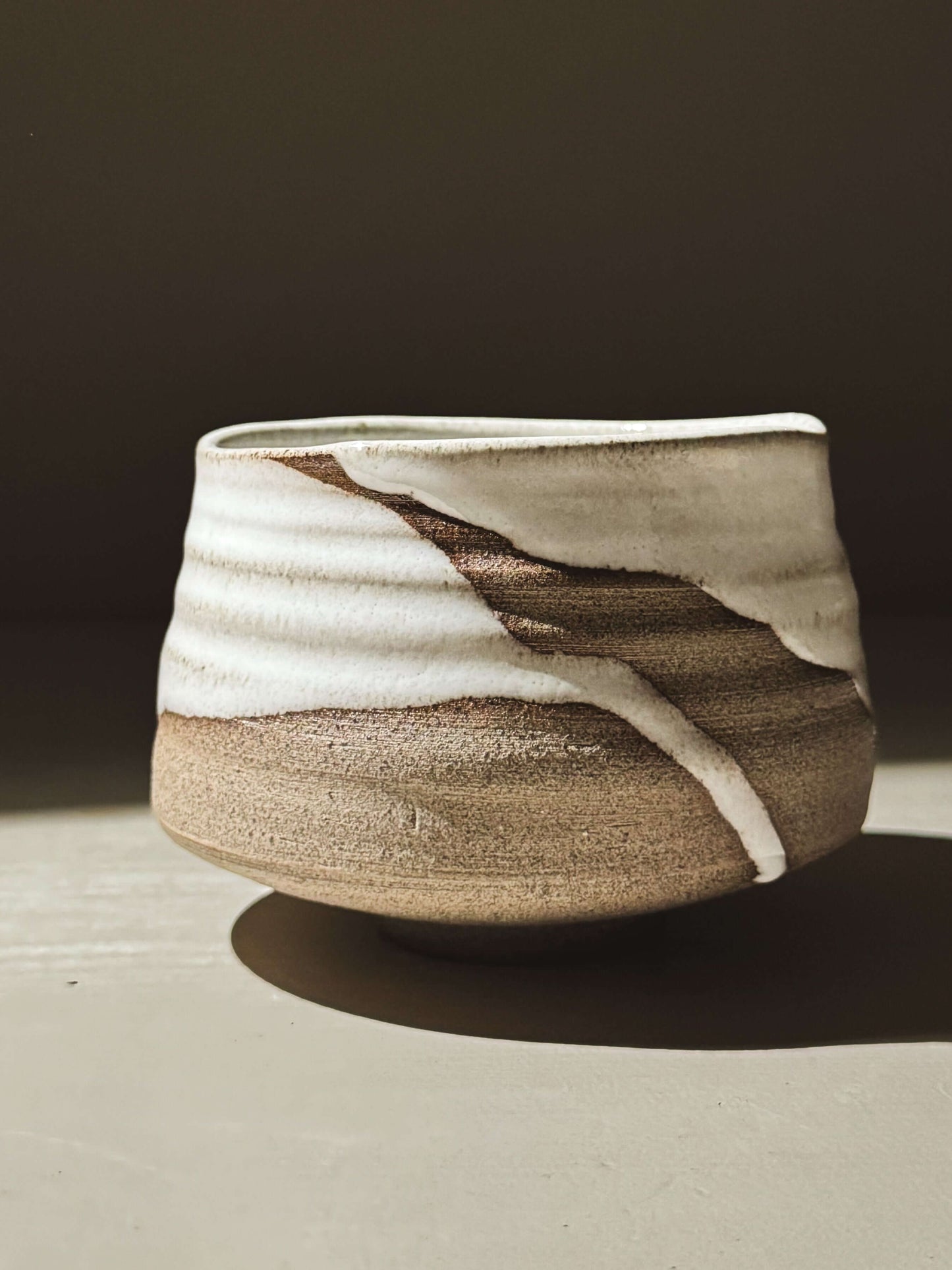 Matcha Bowl – Yuki Ash #03 in ash-grey clay with glossy white glaze, showcasing handcrafted design and natural glaze movement.