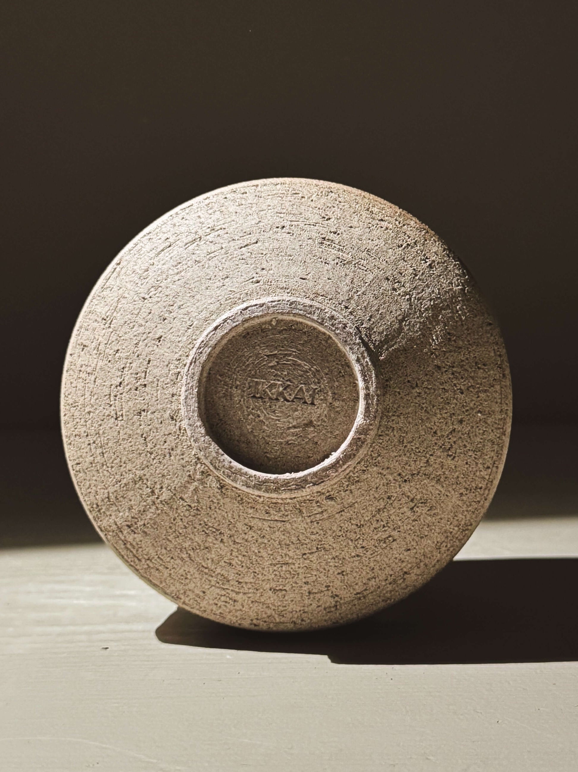 Bottom view of Matcha Bowl – Yuki Ash #01, showcasing the textured ash-grey clay base with natural variations.