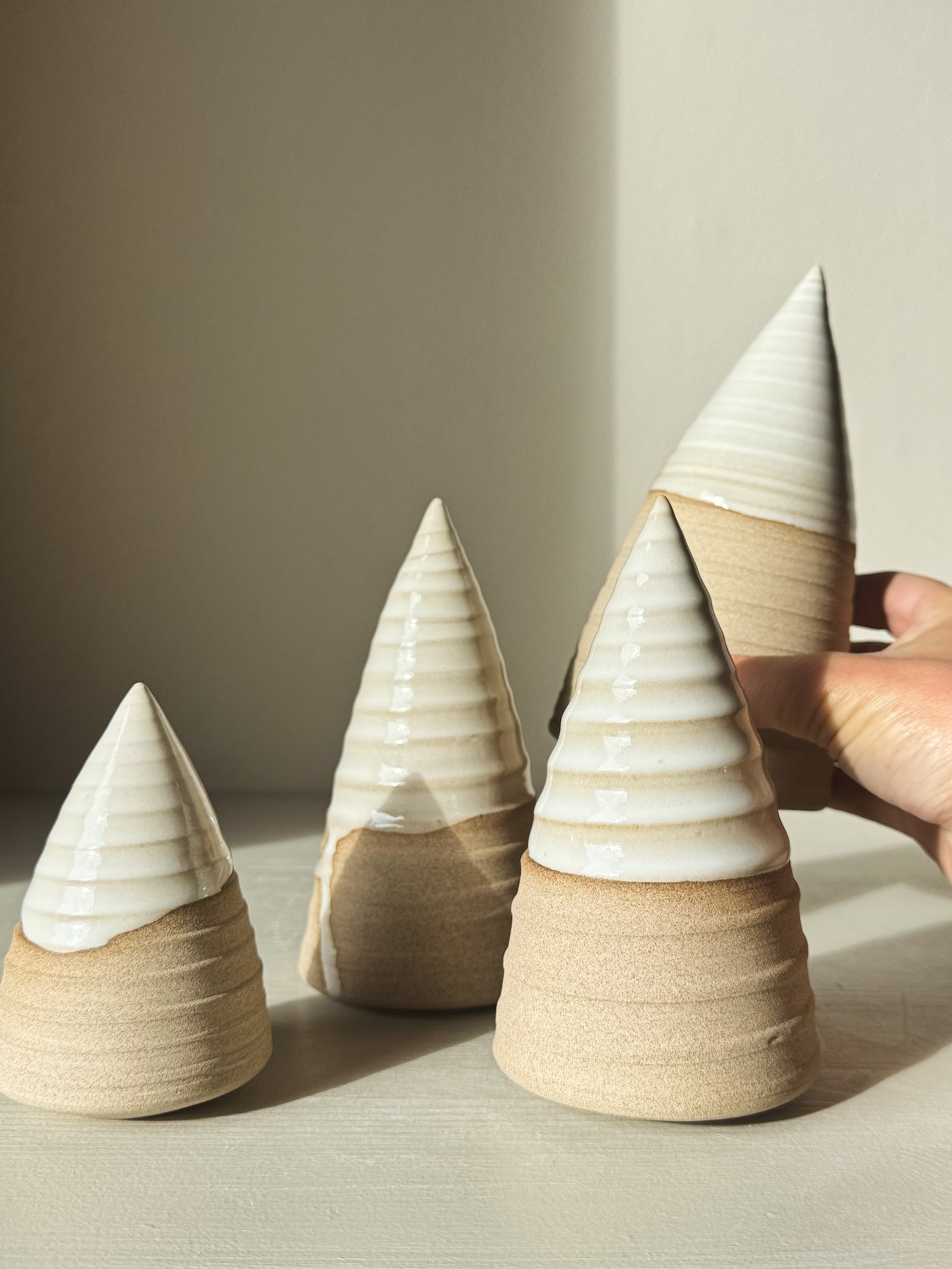 Textured Ceramic Tree – Yuki #03 with glossy white glaze and earthy tones, showcasing craftsmanship and minimalist design elegance.