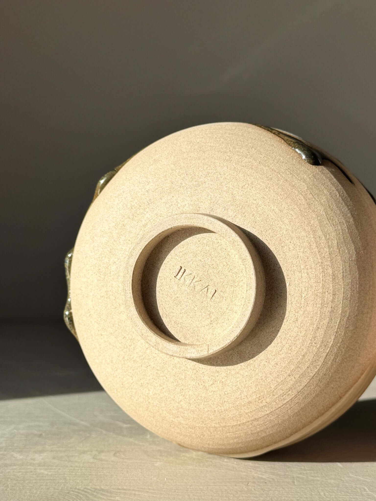 Base of Matcha Bowl with Spout – Inyo #01, showing handmade ceramic texture and signature stamp.