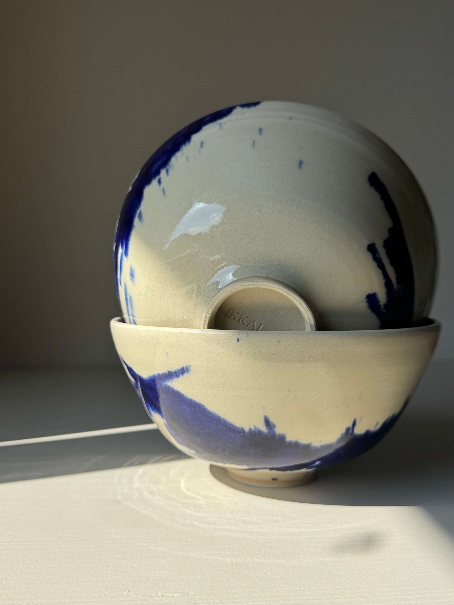 Handmade ceramic Breakfast Bowl – Gosu #02 with bold cobalt sweep, showcasing unique design and craftsmanship.