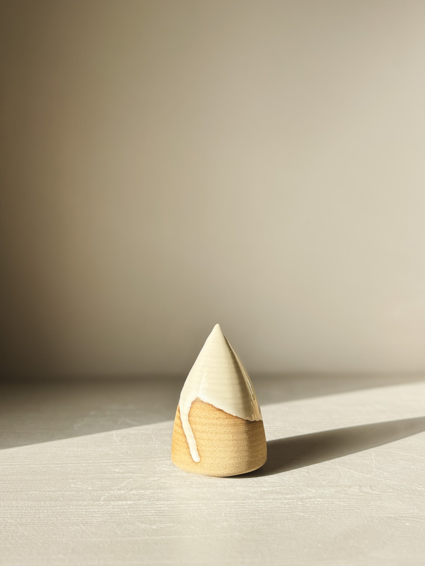 Ceramic Christmas Tree – Yuki #04 with glossy white glaze on warm clay, minimal and elegant design.