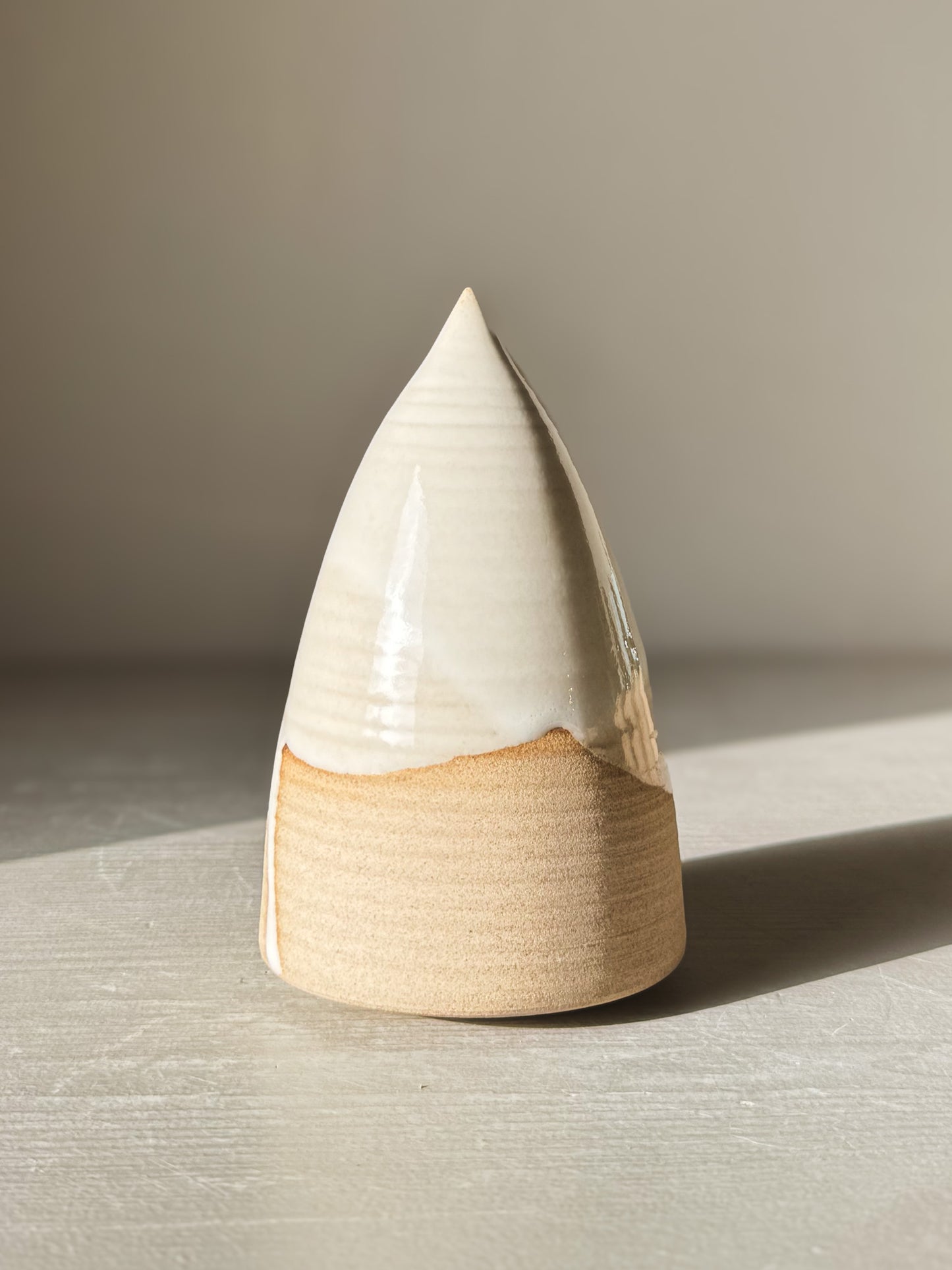 Ceramic Christmas Tree – Yuki #02 with glossy white glaze over warm clay, minimal and elegant design ideal for holiday decor.