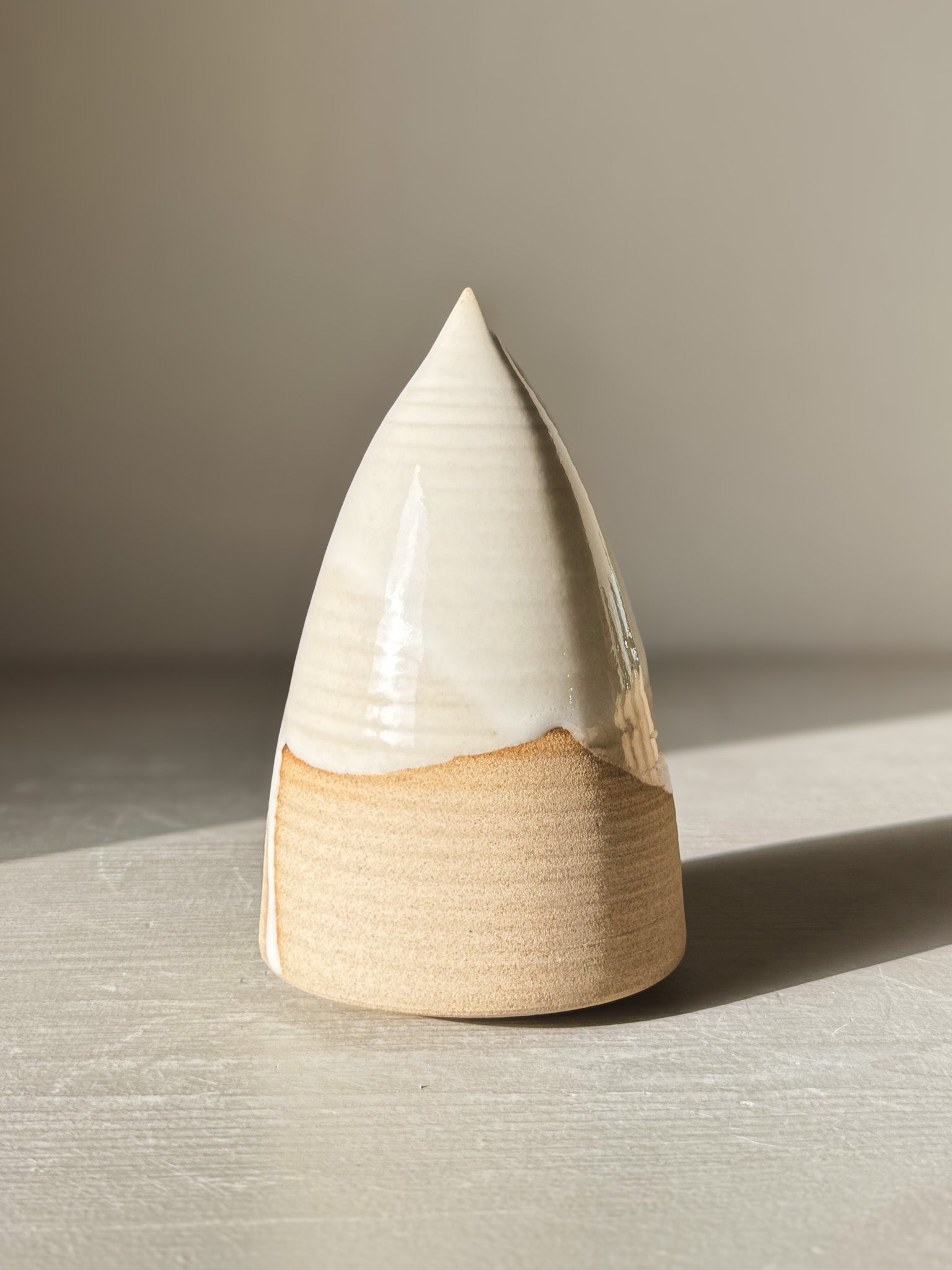 Ceramic Christmas Tree – Yuki #02 with glossy white glaze over warm clay, minimal and elegant design ideal for holiday decor.