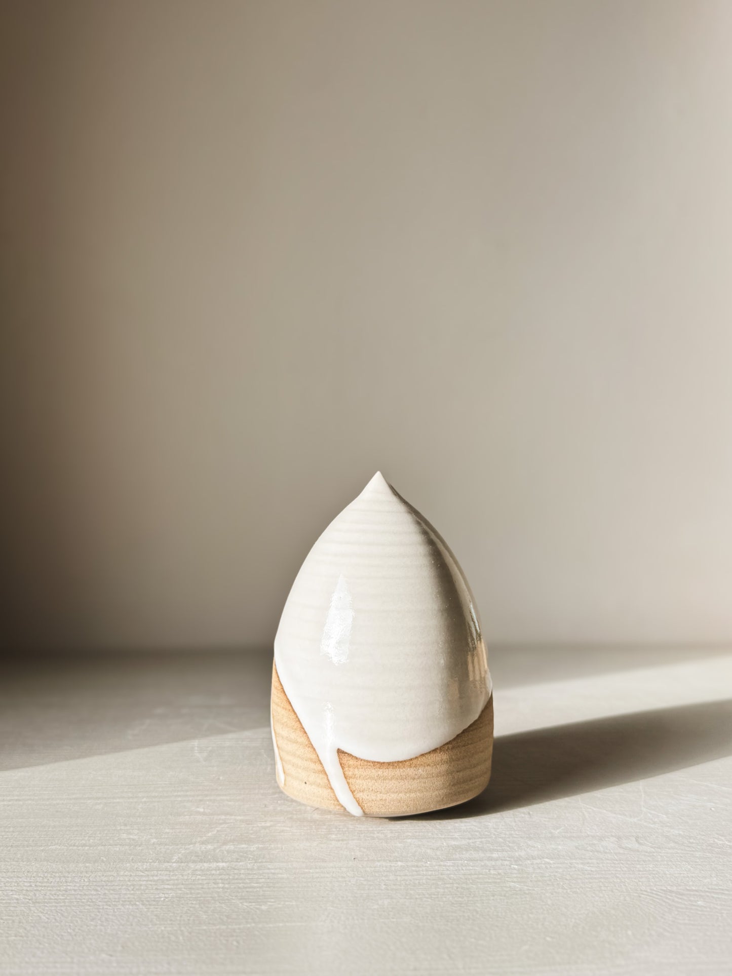 Ceramic Christmas Tree – Yuki #01 with glossy white glaze and warm clay base, minimalist design