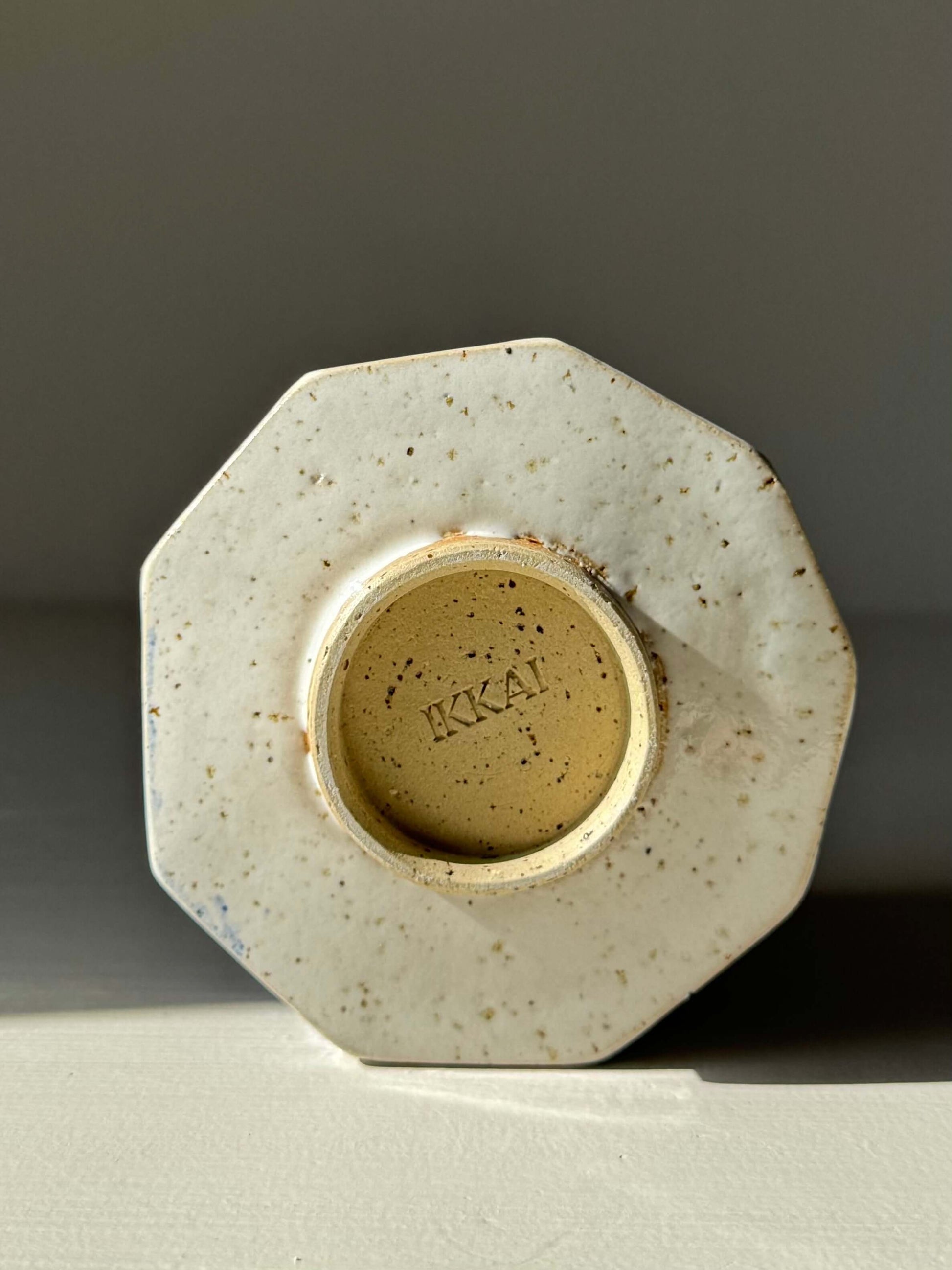 Bottom view of Faceted Cup – Cobalt Blue & Glossy White #04, showcasing the handmade ceramic base with unique craftsmanship details.