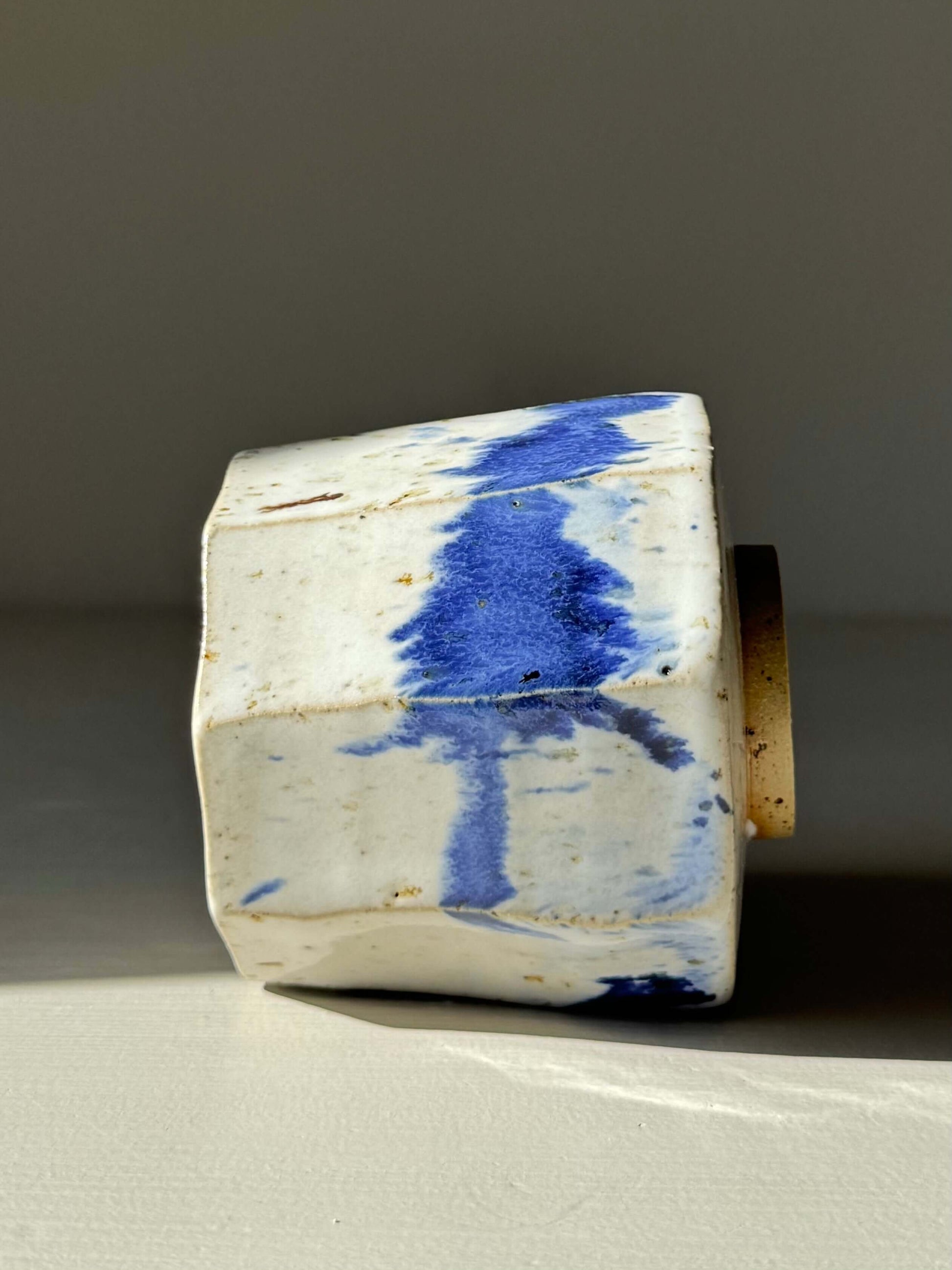 Handmade Faceted Cup – Cobalt Blue & Glossy White #01, ceramic with unique blue splashes and hand-carved angles.