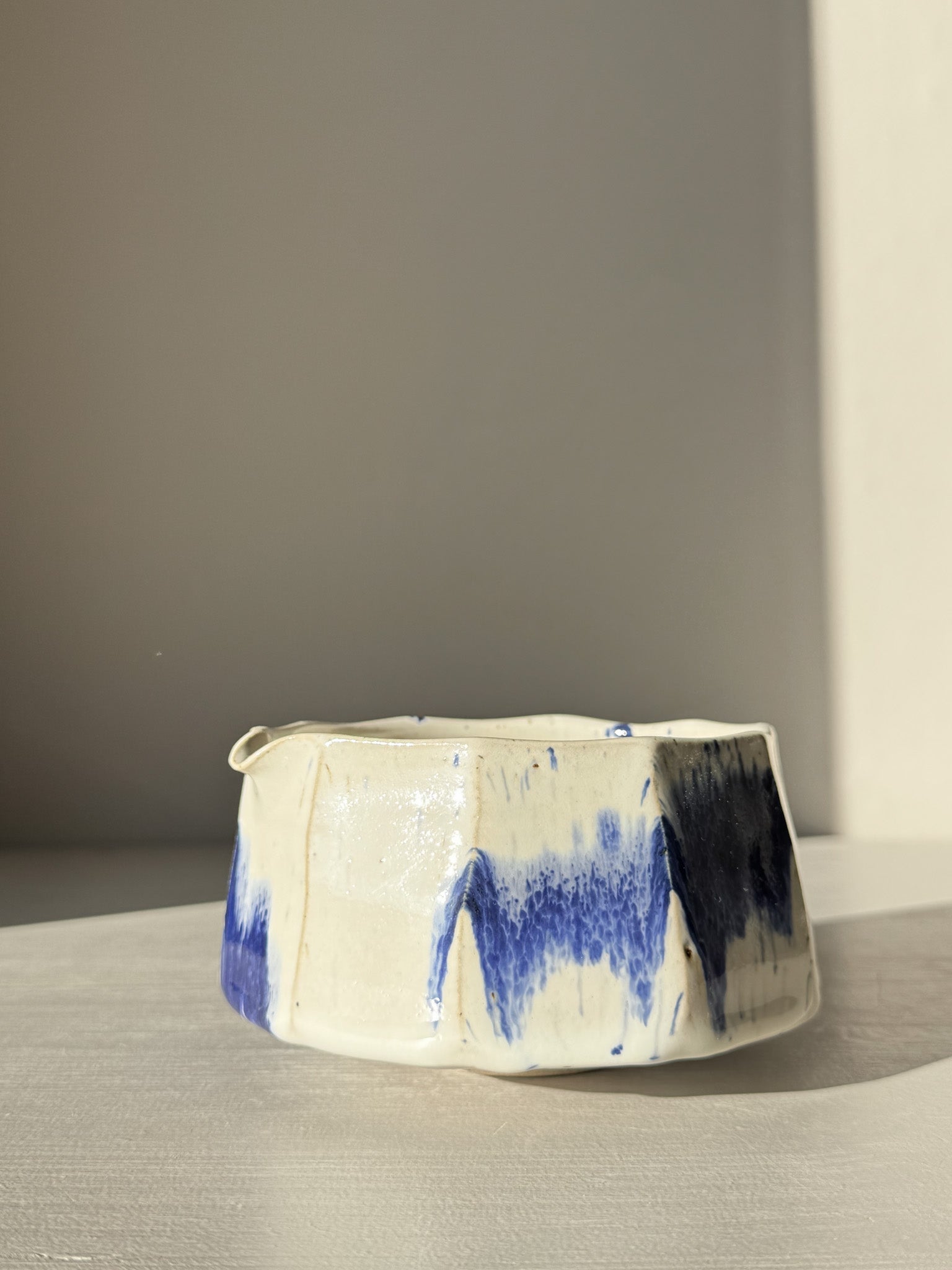 Faceted Matcha Bowl with Spout – White & Blue #02 with faceted design and cobalt blue accents.