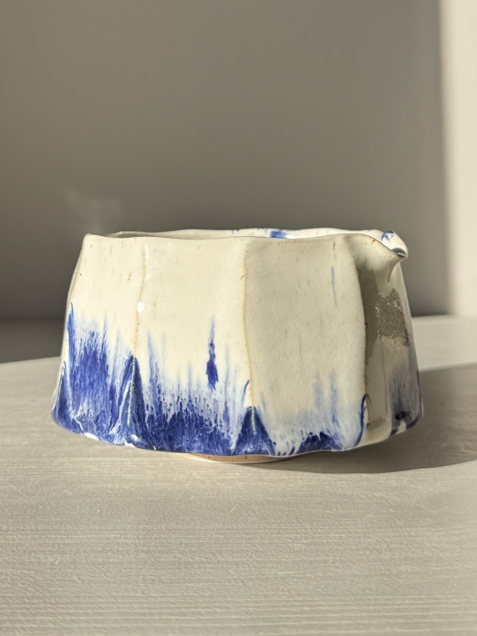Faceted Matcha Bowl with Spout – White & Blue #01, featuring a glossy white glaze and hand-splashed cobalt blue accents.