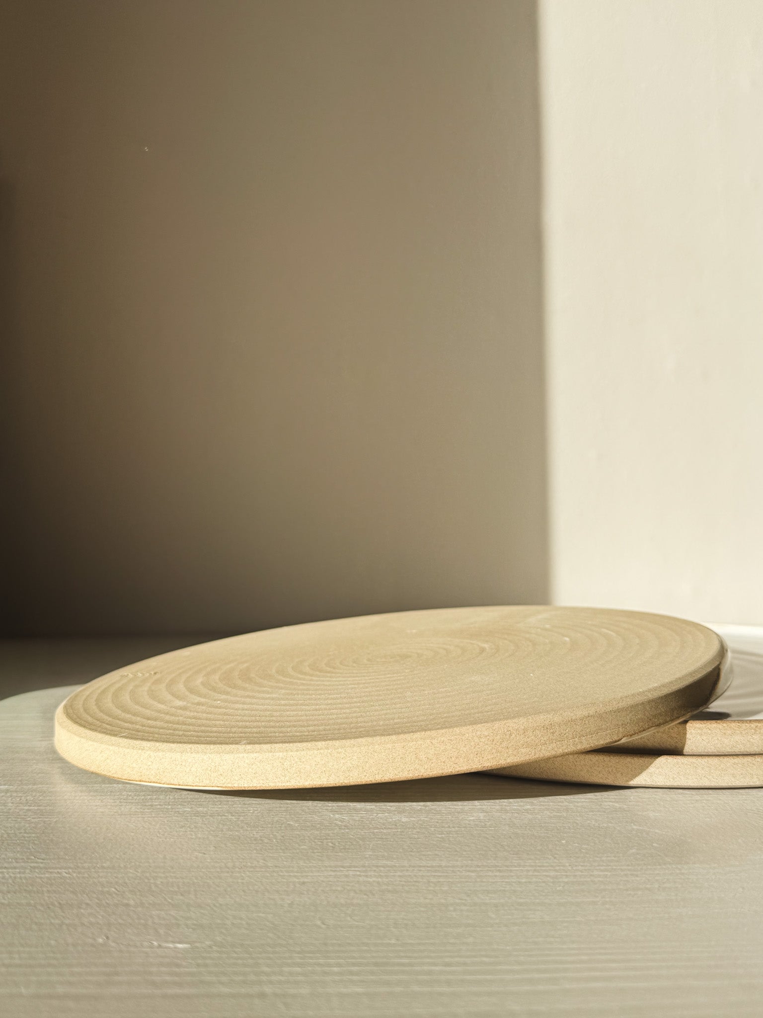 Flat Round Plate – Yuki Series in soft white glaze on speckled stoneware, 25.5cm, highlighting simple and calm beauty for everyday use.