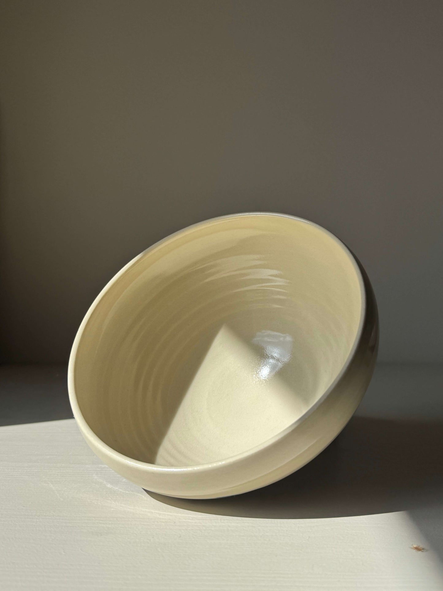 Handmade ceramic bowl from the Bowls – Gosu series with bold cobalt blue splashes on a soft glaze, perfect for breakfast.