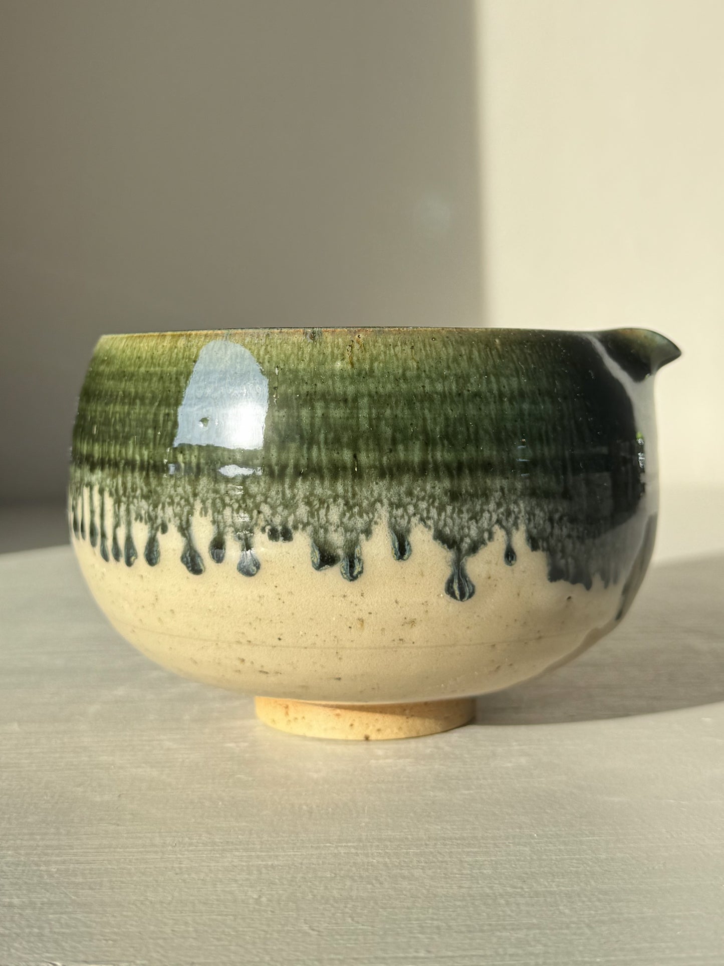 Katakuchi Matcha Bowl with Spout - Green Rim showcasing modern design with glossy finish and vibrant green rim, ideal for whisking matcha.